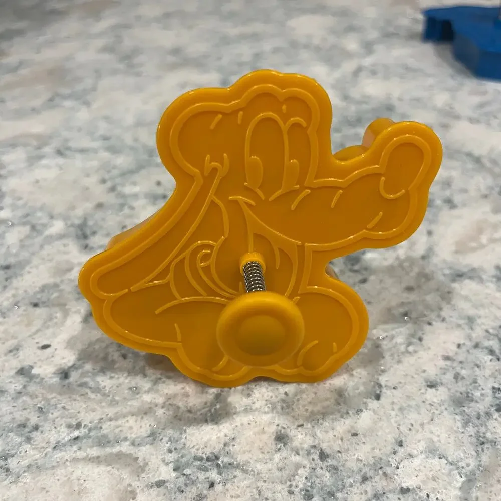William Sonoma Mickey And Friends Impression Cookie Cutter Kit